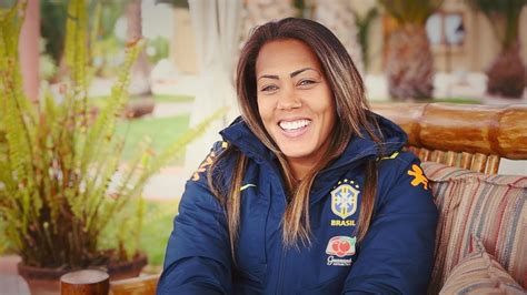 Ela vestia uma roupa da seleção brasileira da cabeça aos pés e não escondia o entusiasmo ao lembrar das glórias do passado. Seleção Brasileira Feminina: Bárbara, lembrança das ...