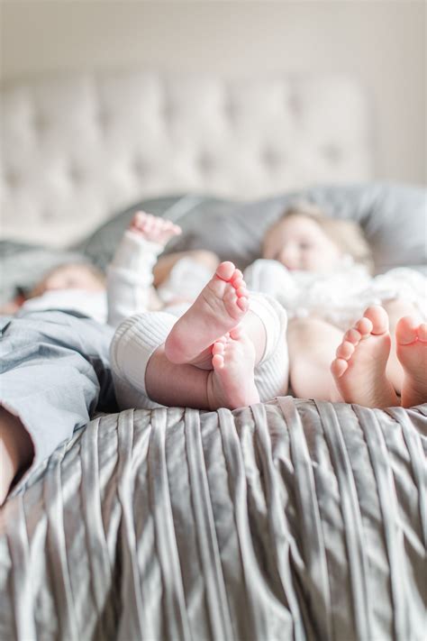 Family Photos in 2020 | Newborn family photos, Newborn ...