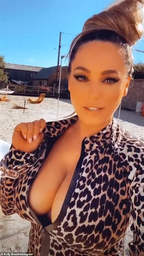 English actress and model kelly brook is best known for her role in sitcom one big happy and as a regular panellist on celebrity juice and loose women. Kelly Brook sizzles in an eye-popping top for 2021 ...
