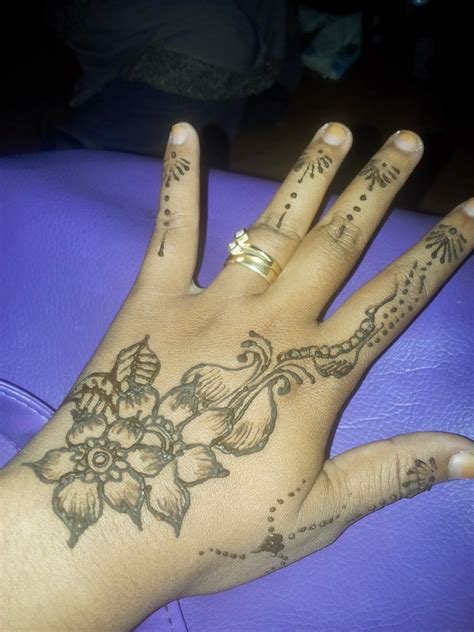 Untuk kamu yang mempunyai jiwa seni tinggi bisa gambarlah pola berbentuk tangan dan mulailah mendesain henna dengan motif sederhana semisal. 70 Gambar Henna Yang Simple Dan Mudah Ditiru Terupdate ...