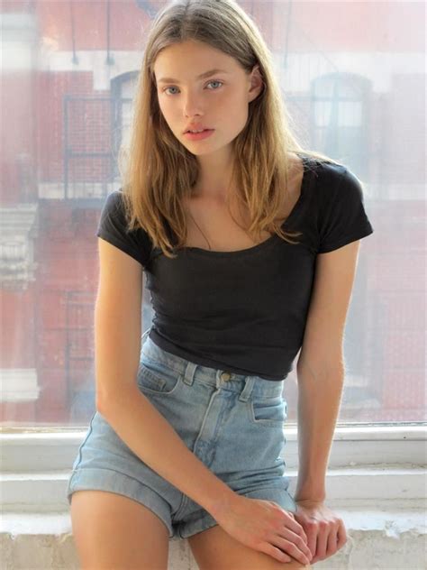 Shy beauty takes the bait. high waisted shorts | Looks, Look, Atrizes