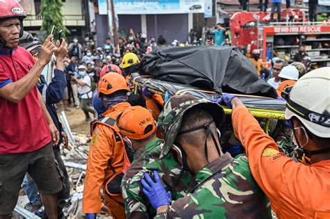 Gempabumi terkini (m ≥ 5.0). Tim SAR Berburu dengan Waktu Mencari Korban Gempa di ...