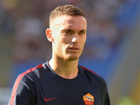 Given his constant fitness concerns, roma have taken something of a gamble on bringing in vermaelen, but he remains an accomplished and an aerial presence and fine distributor, vermaelen will likely relish the opportunity to make a fresh start with roma, who also took on his former arsenal. Serie A » Nieuws » 'AS Roma wil ervaren Vermaelen behouden'