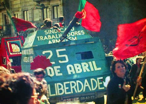 Na sequêncuia destes acontecimentos nasceu a terceira república portuguesa. Revolución de los Claveles - Wikipedia, la enciclopedia libre
