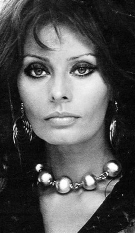 Elle fait également partie du classement des plus belles filles du monde en 2020. Épinglé par Tin - Mil sur Sophia Loren " Actrice italienne ...