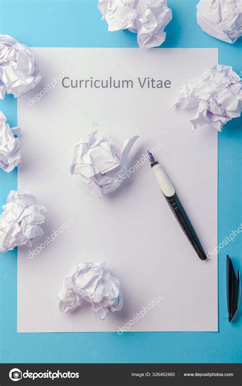 ¿recuerdas esas viejas épocas cuando podías pasar horas insertando tablas en word para crear un currículum conciso y prolijo? Curriculum vitae escrito en blanco — Foto de stock © masterwilu #326462460