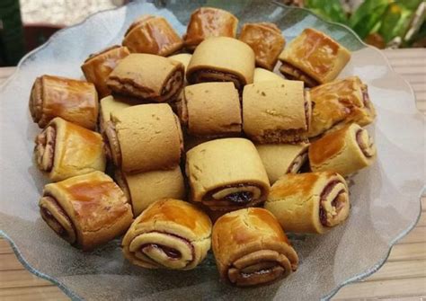 Anda oven kue selama 25 menit sampai matang sempurna dan kue siap untuk disajikan. Cara Membuat Nastar Unik dan Gampang Bikinnya!