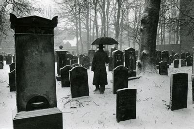 Boy on street who attended funeral, в титрах не указан. Grave John Cazale Funeral - John Cazale Funeral Drone Fest - Nominado al globo de oro, su corta ...