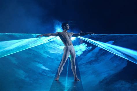 Roberto bolle non è solo ideatore ma anche protagonista e direttore artistico del format. Prima della Scala, Roberto Bolle duetta con un laser - la ...