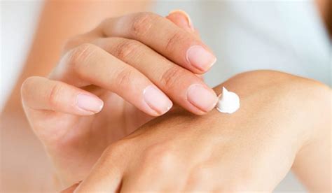 Wash your hands or use sanitising gel avoid touching your face; ¿Cómo evitar resequedad en la piel por uso de gel ...