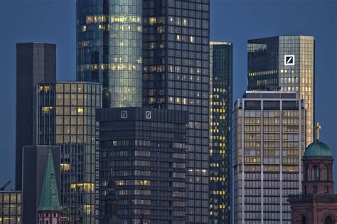 Das bankensystem sehen sich in deutschland ebenso wie in vielen anderen ländern regelmäßig kritik gegenüber. Frankfurter Banken Skyline im Morgengrauen Foto & Bild ...