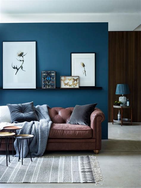 Speaking of which, part of the reason the navy walls and gray sofa don't visually cancel each other out is that each has a distinct texture. 10 Teal and Brown Living Room Ideas 2019 (The Riveting Pair)