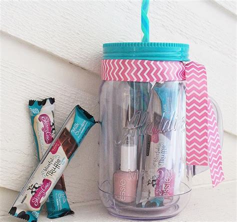 Aus silbernem stickgarn und perlen könnt ihr ganz einfach eine festliche häkelkette selber machen. DIY Geschenke für Freundin - 11 kreative Ideen und Anleitung