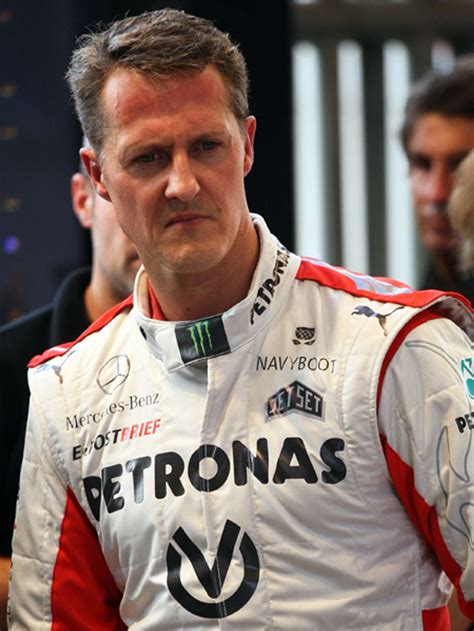 Beim zweiten rennwochenende in spielberg brach sich schumacher bei einem unfall im zweiten rennen die rechte hand, sodass er zu einem rennen nicht antrat. Michael Schumacher: Verletzungen nach Unfall schwerer als ...