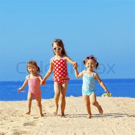 Alle bilder befinden sich gleich unter dem hauptbild. Glückliche Kinder spielen am Strand im Sommer | Stockfoto ...