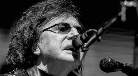Charly García sufrió un traumatismo en la cadera tras ...