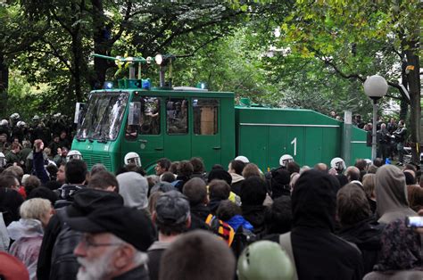 Schockierende bilder von der demo am stuttgarter schlossgarten. Файл:MittlererSchlossgartenWasserwerfer 2010-09-30.jpg ...