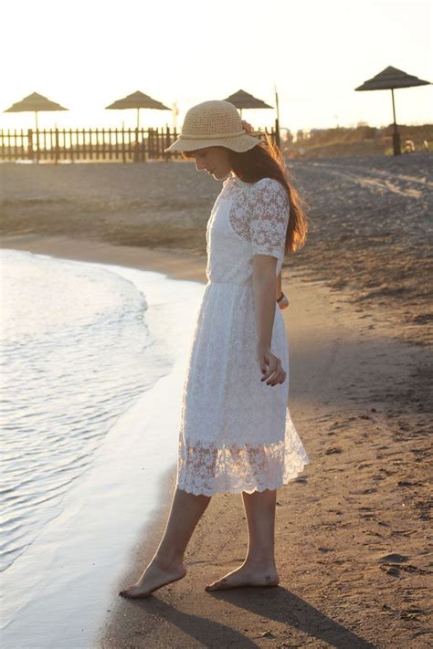 Per tutti gli amanti del mare, ma anche solo per chi sa apprezzare la bellezza di. Sulla spiaggia al tramonto con un romantico vestitino ...