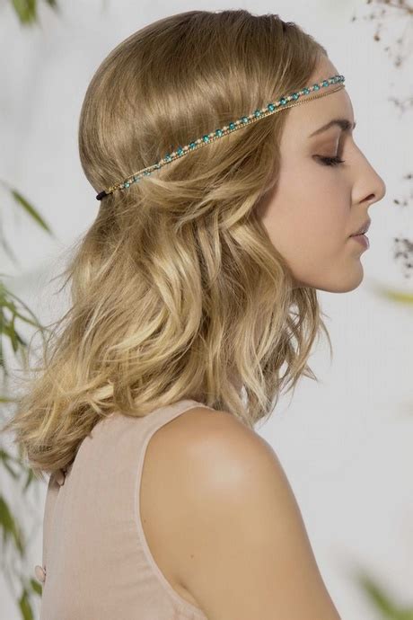 Découvrez une sélection de chignons de mariées, et des idées coiffures originales et élégantes. Coiffure invité mariage 2018