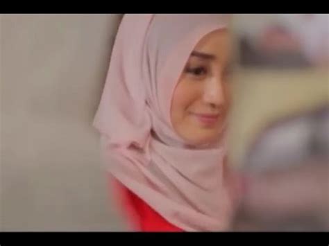 Cewek jilbab cantik lagi main kuda²an. Jilbab Cantik Bersuara Sexy Di Lagu Ada Gajah Di Balik Batu - YouTube