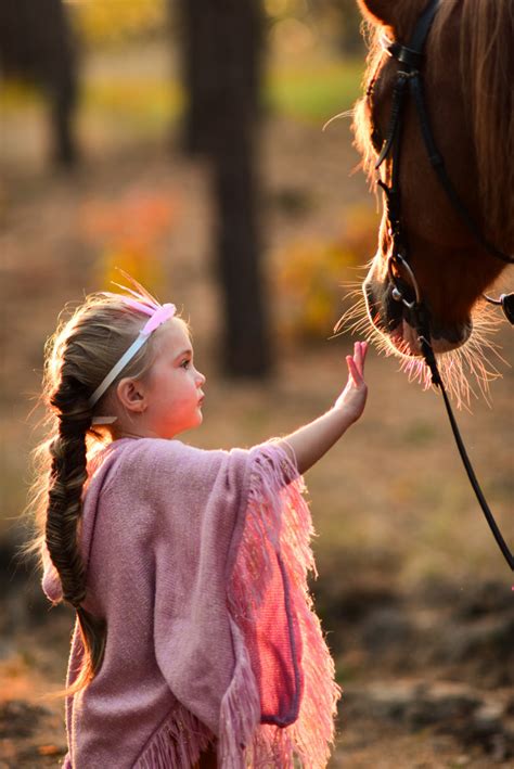 Una bambina in sella ad un grande cavallo, una piccola cavallerizza molto brava! Disegno Stilizzato Bambina Con Cavallo / Disegno ...