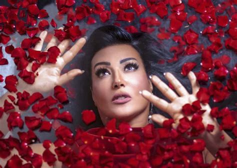 سحاق سمية الخشاب و غادة عبد الرازق. سمية الخشاب تلفت أنظار معجبيها بصورة قديمة لها وتتغزل ...