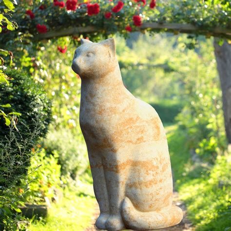 Ein bienenstock passt sogar auf einen kleinen balkon, eignet sich also für den urban farmer von morgen. Katze Skulptur für den Garten - Annuka • Gartentraum.de