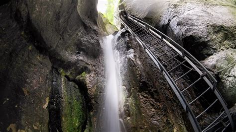 Coborarea se poate face pe un traseu amenajat cu tiroliana. CANIONUL 7 SCĂRI Obiectiv turistic în Munţii Piatra Mare ...