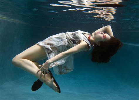 Refine edge of the selection process no 5: Behind-the-scenes: Sun Magazine underwater photo shoot