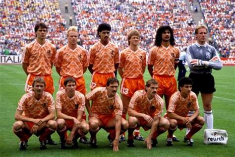 Door de herkenbare print en fraaie leeuw op de borst zal iedereen het shirt herkennen. FOK.nl / Specials / Vandaag in 1988: Oranje wint het EK!