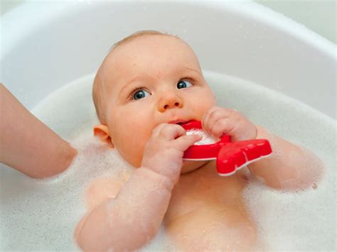 Il bagnetto è per i piccoli l'acqua deve essere di circa 37 gradi e per misurarla occorre comprare dei termometri specifici per il bagnetto: Come fare il bagnetto ai bambini - Amico Pediatra