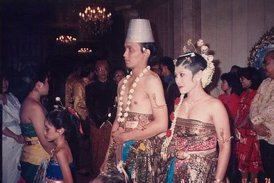Kalian pasti juga punya deh pakaian. Pernikahan Adat Jawa