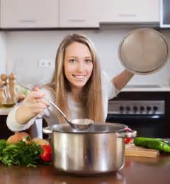 Les encantan los cuerpos musculosos y los. Mujer Rubia Feliz Cerca Del Montón De La Cocina De Las ...