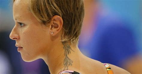 Risponde così dal suo account twitter federica pellegrini all'autobiografia scritta dalla collega laure manaudou dal titolo entres les lignes (fra le righe). lusosports: As tatuagens das belas nadadoras Laure ...