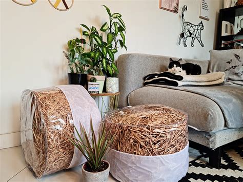 Ensemble chaises inclinées et table basse pour ce salon de jardin en palette. DIY jardin : Fabriquer un pouf original avec de la paille