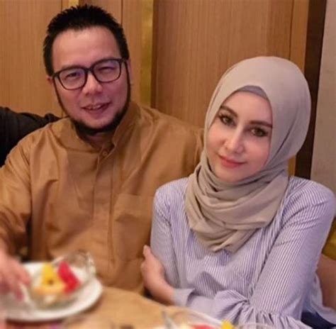 Menjangkau usia tiga tahun perkahwinan, penyanyi ella dan suami, azhar ghazali merancang untuk mengambil anak angkat memandangkan ketika ini pasangan tersebut masih belum menimang cahaya. Kakak Ella Ratu Rock, Jojie Aminuddin & Suami Terima Anak ...