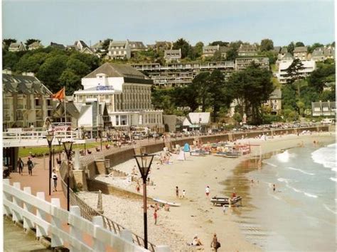 La commune du littoral de la manche s'étend sur 14,2 km² et compte 7 335 habitants depuis le dernier. Casino de Perros-Guirec - Lieu de loisirs à Perros-Guirec