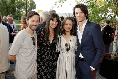 Zu gast sabin tambrea (links) und alice dwyer von ma folie (neue deutsche filme). Burda Sommerfest 2016 | Franz Dinda mit Ehefrau und Alice ...