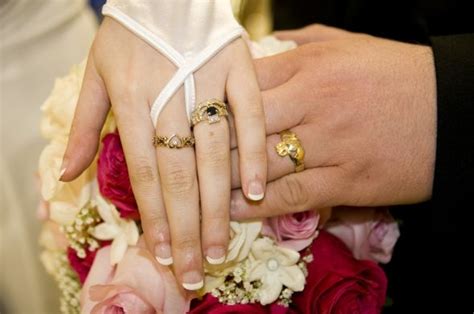 Memilih cincin tunangan dan cincin kawin adalah 2 poin dalam list persiapan pernikahan yang membutuhkan banyak pertimbangan. 10 Model Cincin Nikah dalam Islam yang Bisa Jadi Inspirasimu!