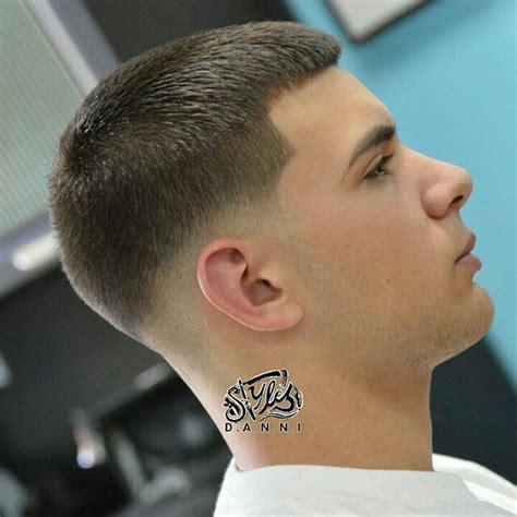 This mid fade haircut provides a very. Mid Fade Corte Desvanecido En V - Pin on Boys hair / La ...