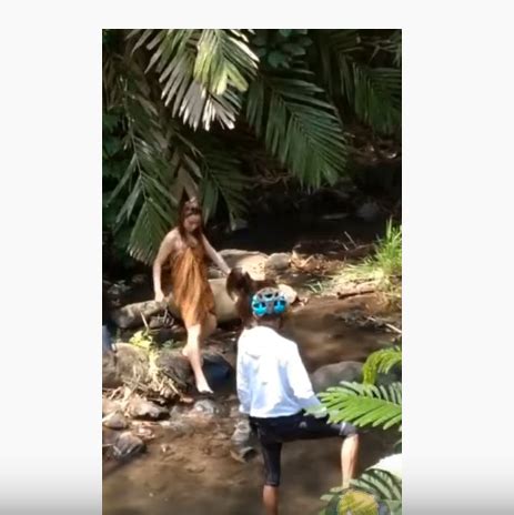 Cewek cantik di sebuah desa nekat mandi siang siang pakai air sumur di belakang rumahnya. Jalur Gowes Ini Viral, Ada Gadis Desa Pakai Kemben yang ...