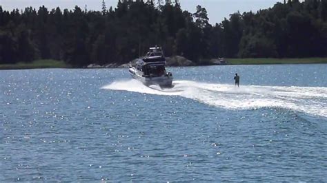 Excellent seakeeping combined with comfort. sunseeker jamaica 35 med vattenskidor - YouTube