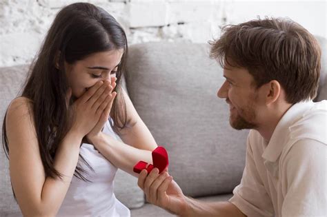 Mit der übergabe ist das heiratsversprechen verbunden. Wo trägt man den Verlobungsring? Welche Hand ist die Richtige?