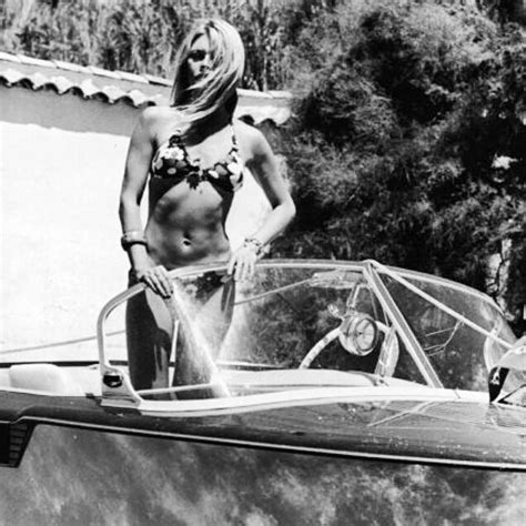 Accueil photothèque statue de brigitte bardot. Brigitte Bardot in Saint Tropez, 1968. #brigittebardot # ...