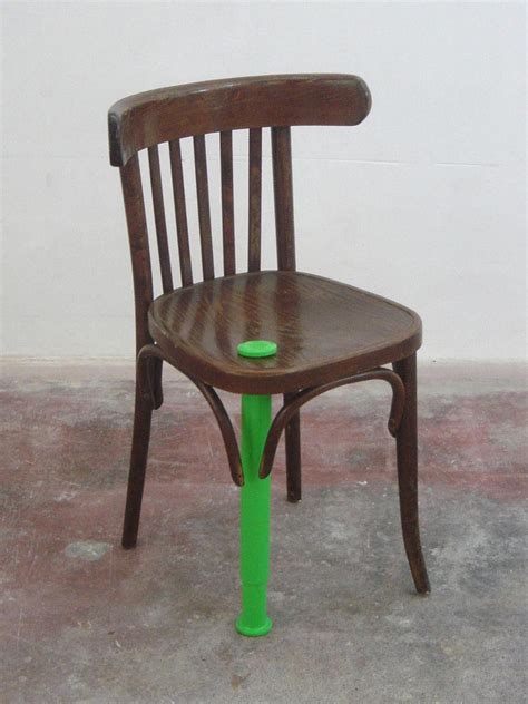 Tom morgan s'est élevé en l'air sur une chaise au nord de johannesburg et il a parcouru environ 25 kilomètres grâce à une centaine de ballons gonflés à l'hélium ! chaise 5.5 designers