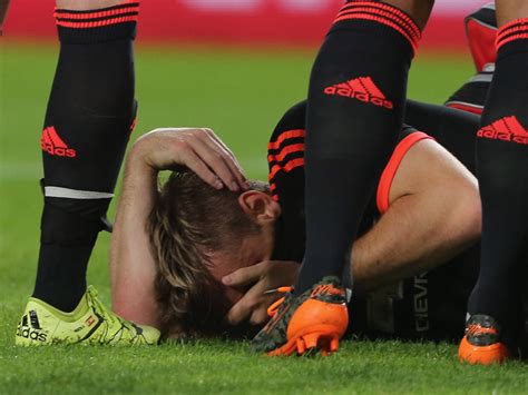 This was a night of deep dismay for manchester united. Luke Shaw injury: Manchester United defender to remain in ...