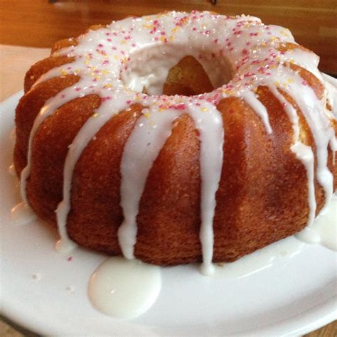 Dense, buttery, and loaded with flavor, sarah carey makes a vanilla pound cake with fresh berries layered on top. Ina\'S Pound Cake - Provided courtesy of ina garten. - how ...
