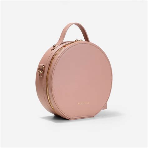Namun kali ini, christy ng melakukan perbezaan besar dengan mengeluarkan satu koleksi beg tangan dan juga kasut yang direka khas buat mereka yang meminati gaya fesyen yuna. Pin on WARDROBE