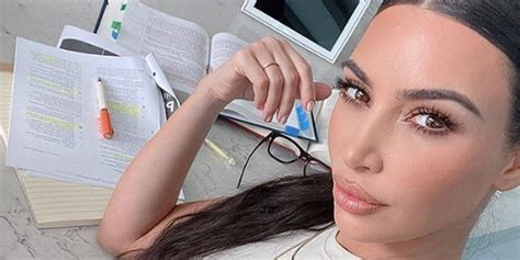 Intense colors, sharp lines, glossy finish. Kim Kardashian en pyjama: sa nouvelle collection SKIMS ...