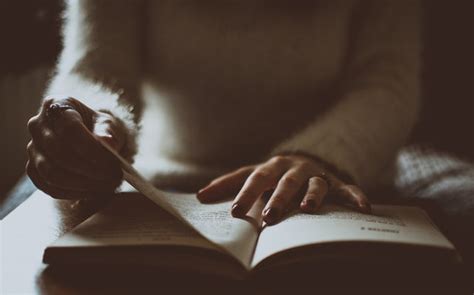 Mungkin sebagian dari kita hanya mengetahui beberapa jenis teks, seperti descriptive text, narrative text, procedure text, atau report text. Contoh Narrative Text Legend Lau Kawar Lake dan Artinya